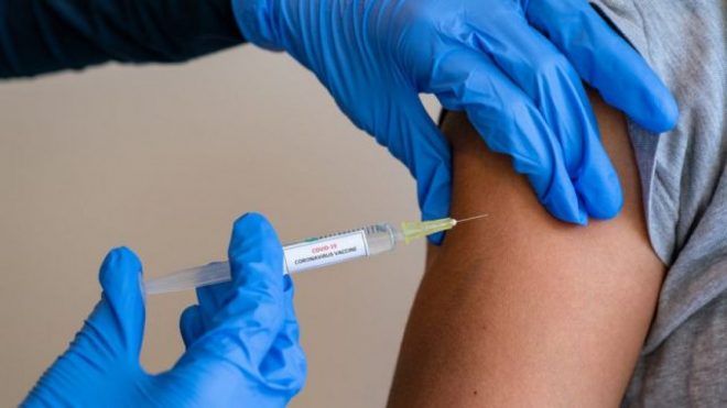 Для людей группы риска, бустерная вакцина может быть необходима