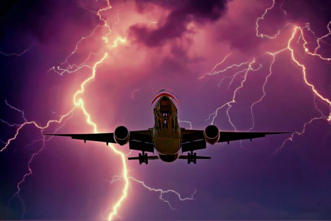 В Польше молния попала в самолет