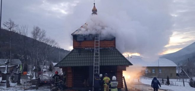 Во Львовской области произошел пожар в деревянной колокольне церкви (ФОТО)