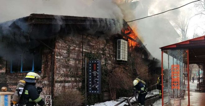 В Кривом Роге в ресторане произошел масштабный пожар: подробности (ФОТО)