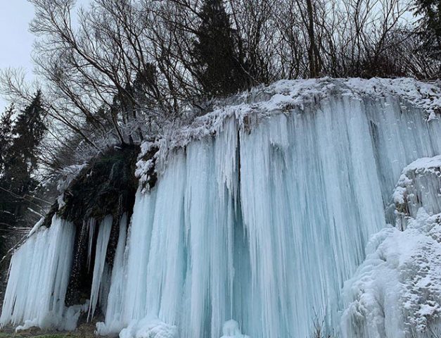 В Румынии замерз термальный водопад: появились яркие снимки и видео (ФОТО, ВИДЕО)