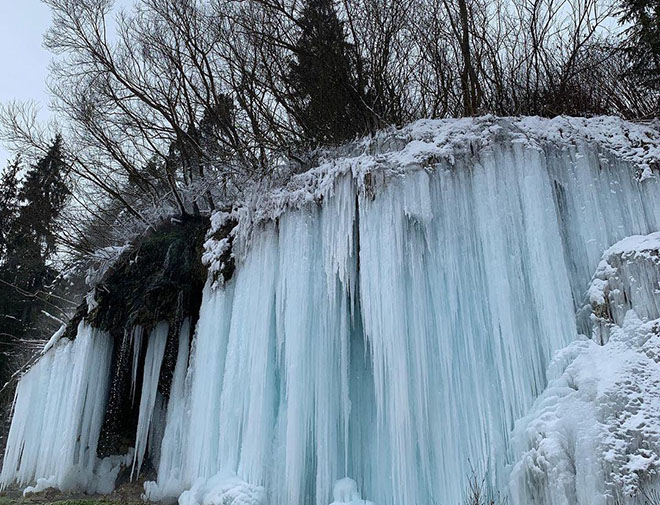 В Румынии замерз термальный водопад: появились яркие снимки и видео (ФОТО, ВИДЕО)