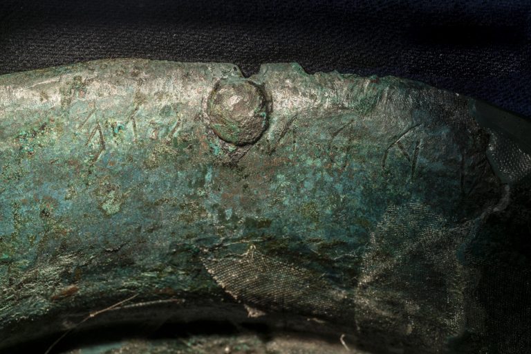 Археологи обнаружили надпись внутри артефакта, которому 2400 лет (ФОТО)