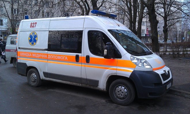На бригаду скорой в Киеве напал пьяный пациент с ножом: ранен водитель