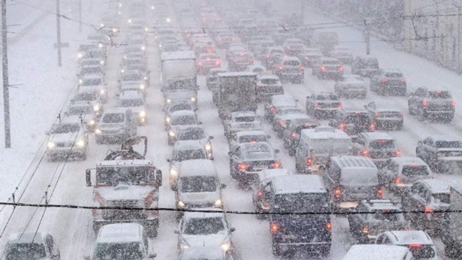 Из-за снегопада на дорогах Киева образовались пробки (КАРТА)