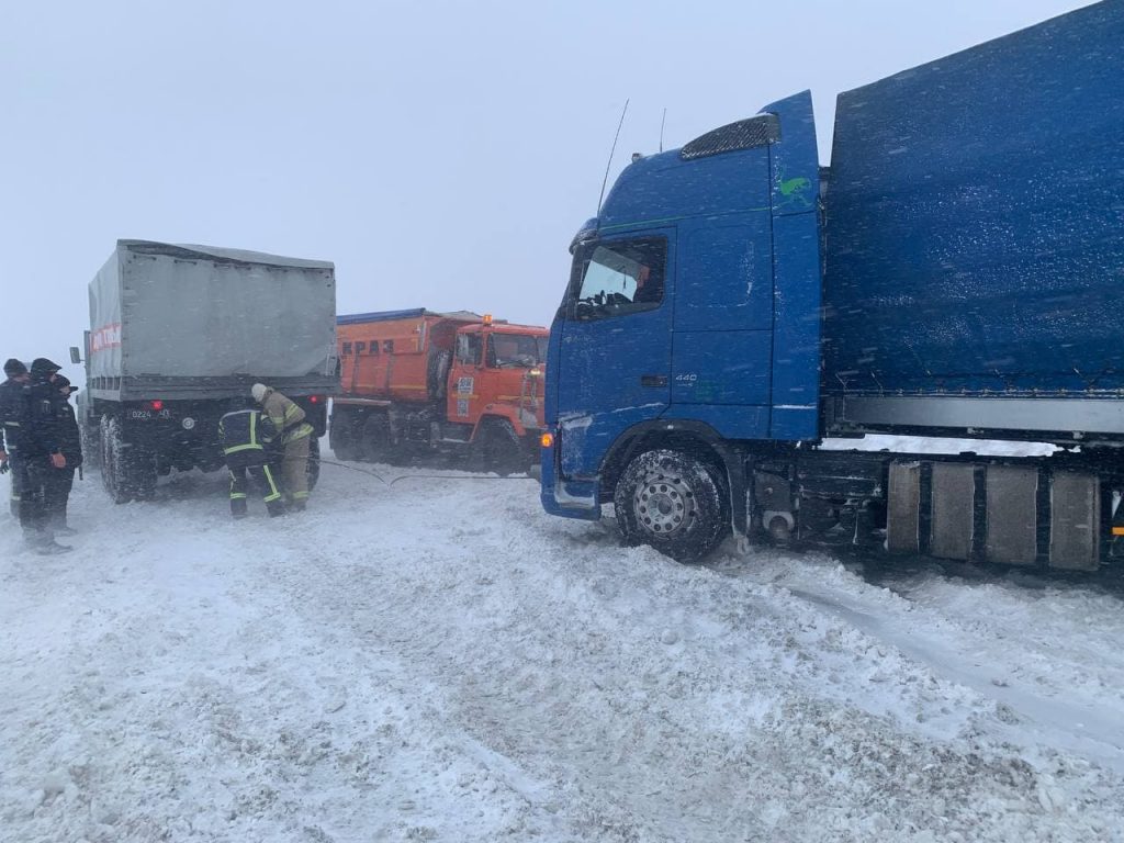 Из-за снегопада в нескольких областях Украины заблокированы трассы &#8212; СМИ