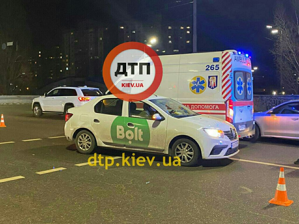 В Киеве на Троещине такси сбило пешехода на «зебре» (ФОТО)
