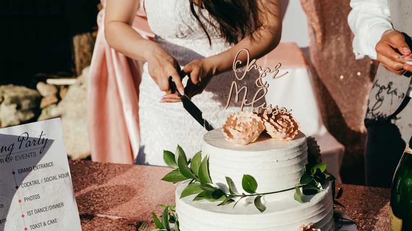 «Не прожили и месяца»: жених размазал торт по лицу невесты, девушка требует развода  