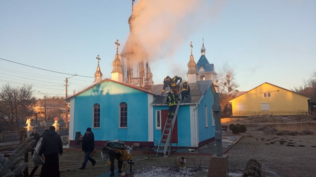 В Киевской области загорелся купол церкви (ФОТО)