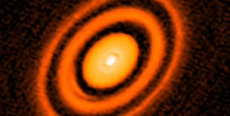 Ученые: у Солнца были гигантские кольца из пыли и газа (ФОТО)