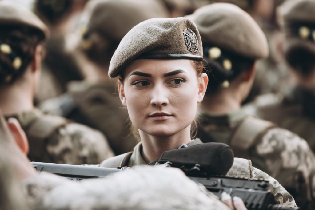 Эксперт объяснил причину воинского учета для женщин