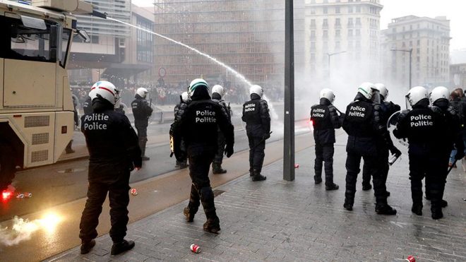 В Брюсселе водометами разогнали протесты против вакцинации (ФОТО, ВИДЕО)