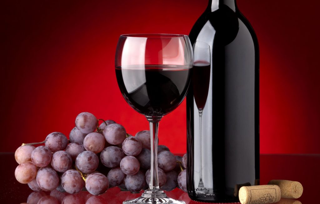 Красное вино снижает риск закупорки артерий: что говорят о пользе напитка диетологи