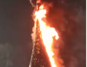 В новогоднюю ночь сгорела главная ёлка в казахстанском городе (ФОТО, ВИДЕО)