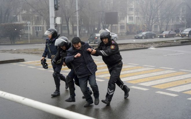 Протесты в Казахстане: в Алматы задержано около 2 тысяч человек (ФОТО, ВИДЕО)