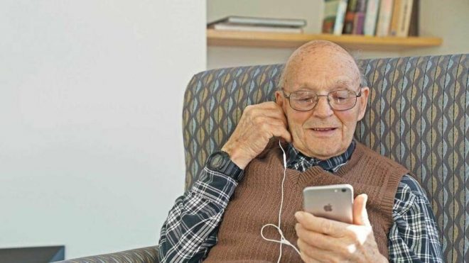 «Для голосования»: пенсионерам раздадут смартфоны