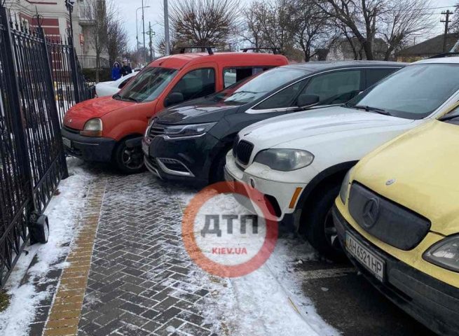 Под Киевом автохам на Volkswagen протаранил сразу 5 авто (ФОТО)