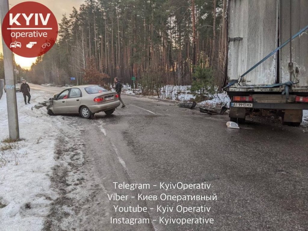 ДТП под Киевом: на трассе произошло лобовое столкновение грузовика и легковушки Daewoo (ФОТО)