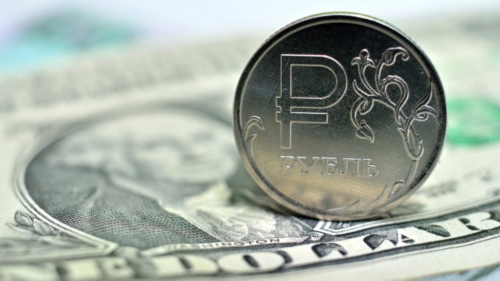 Российский рубль стал самой волатильной валютой в мире – СМИ