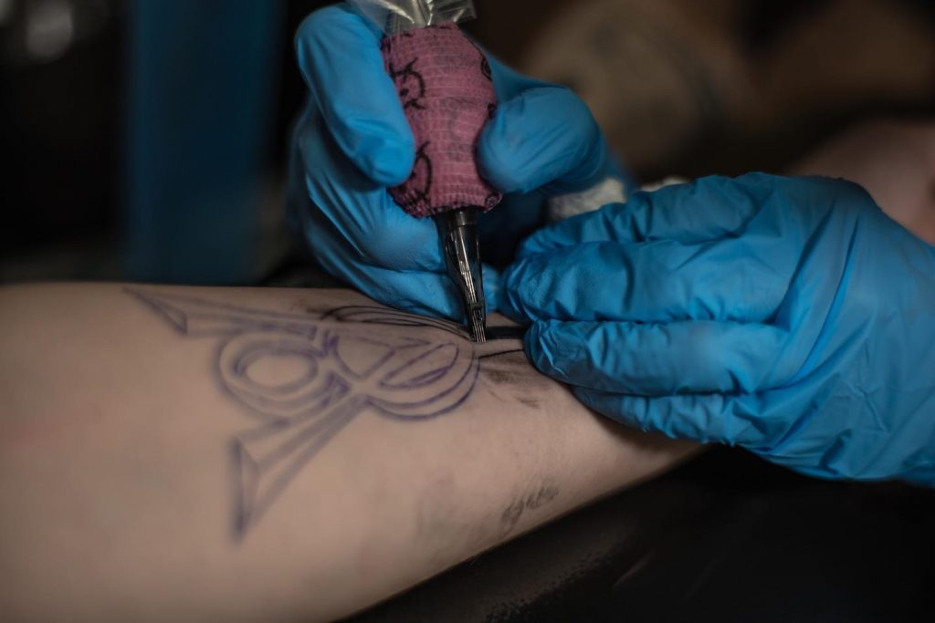 Мастер из Минска набивает необычные татуировки. И все ради крутого дела