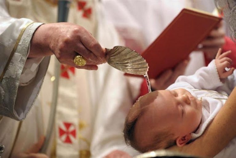 Американский священник на протяжении 20 лет неправильно крестил детей: епархия в шоке