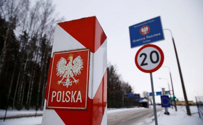 Украинцев, приехавших в Польшу на авто, не пускают в страну: названа причина