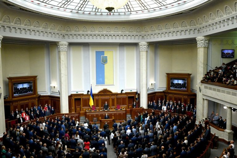 Политолог прокомментировал отъезд народных депутатов из Украины