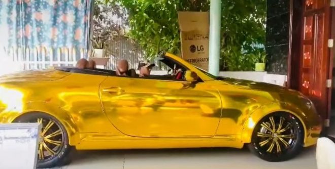 Вьетнамский бизнесмен носит на себе почти два кило золота и ездит на золотом Lexus (ВИДЕО)