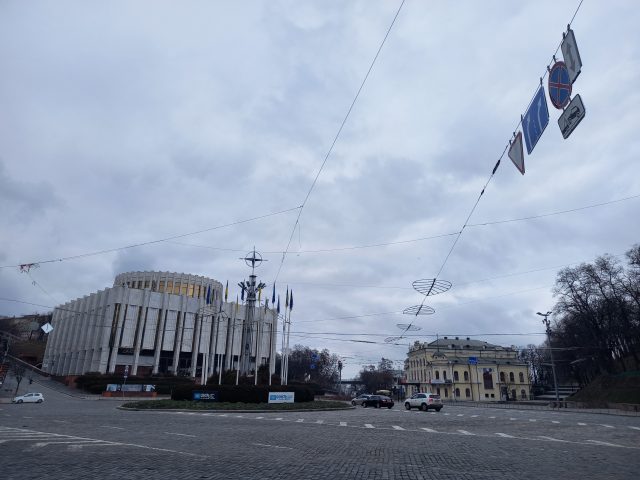 В Киеве закончился усиленный комендантский час: запускается транспорт