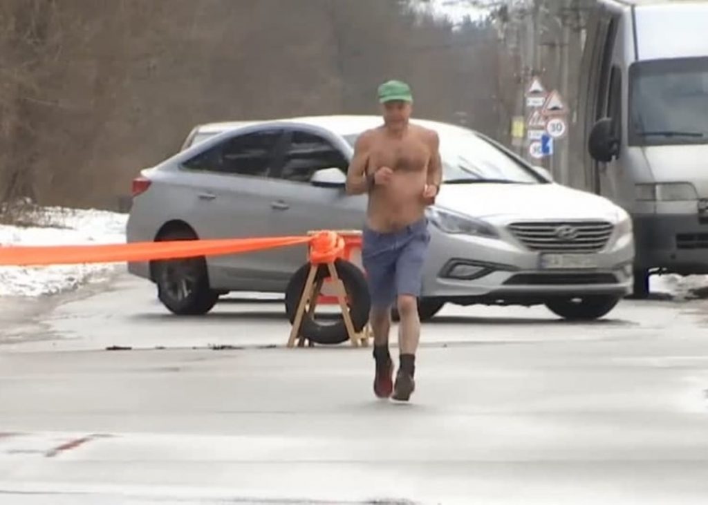 Житель Тернопольской области пробежал 43 км в одних шортах (ВИДЕО)