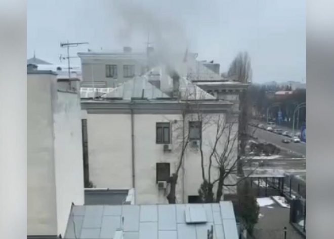 Из здания посольства РФ в Киеве шел дым (ВИДЕО)