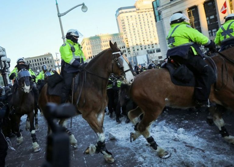В Оттаве протест разгоняла конная полиция (ВИДЕО) 