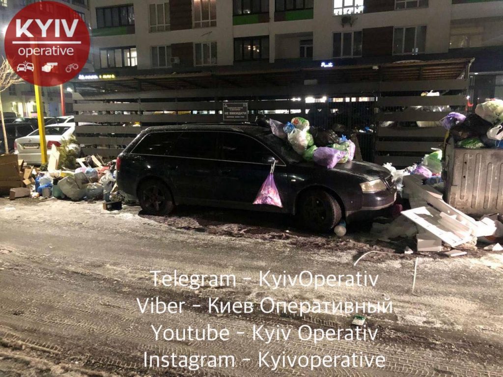 Под Киевом жильцы устроили «мусорную казнь» для «героя парковки» (ФОТО)