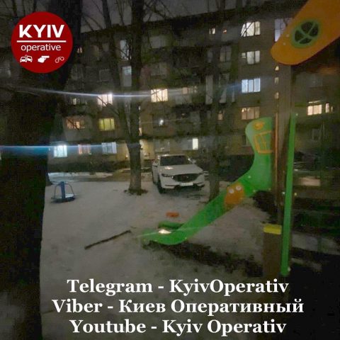 На Печерке в Киеве «герой парковки» оставил на детской площадке (ФОТО)