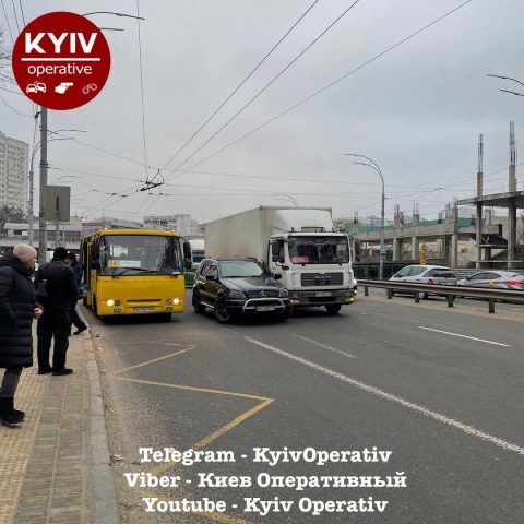 У Индустриального моста в Киеве столкнулись почтовый фургон и Mercedes (ФОТО)