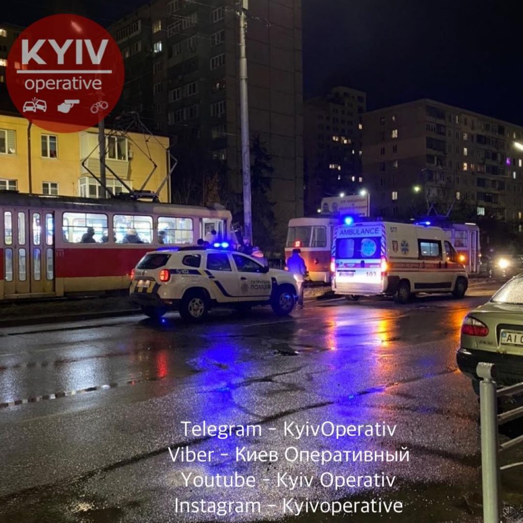 На Приорке в Киеве под трамвай попал пешеход (ФОТО)