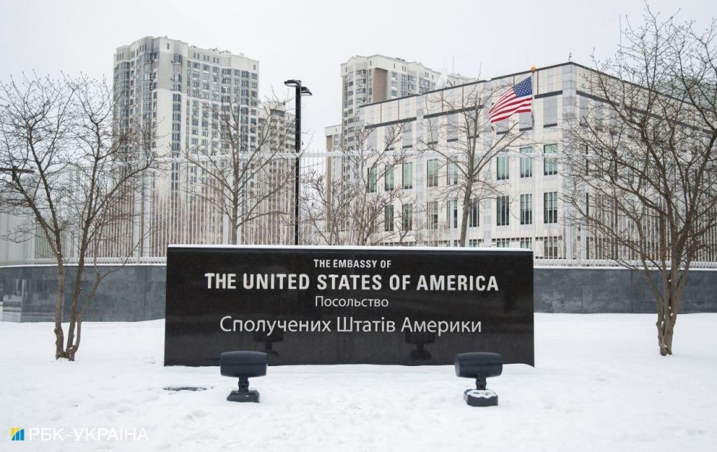 СМИ: Посольство США в Киеве могут перенести на Запад Украины
