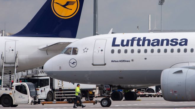 В Германии проходят забастовки бортпроводников Lufthansa и машинистов