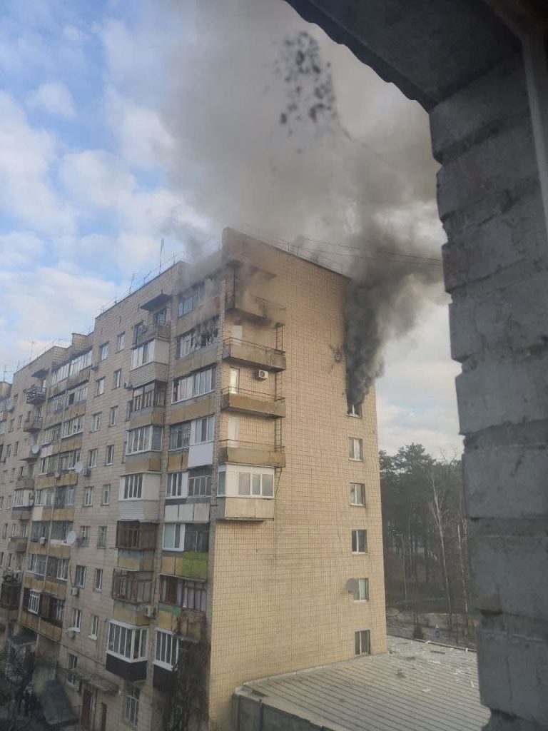 В Буче под Киевом идут бои: снаряд попал в дом (ФОТО, ВИДЕО)