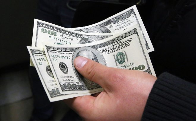 Эксперт объяснил, чему способствовало изменение курса доллара в течении предыдущего года по 2022