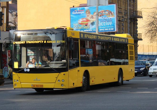 Из-за ямы на дороге: У автобуса в Киеве лопнуло стекло и посыпалось в салон (ВИДЕО)