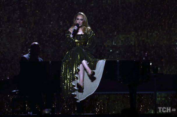 Адель в изумительном наряде от Valentino спела на сцене (ФОТО)