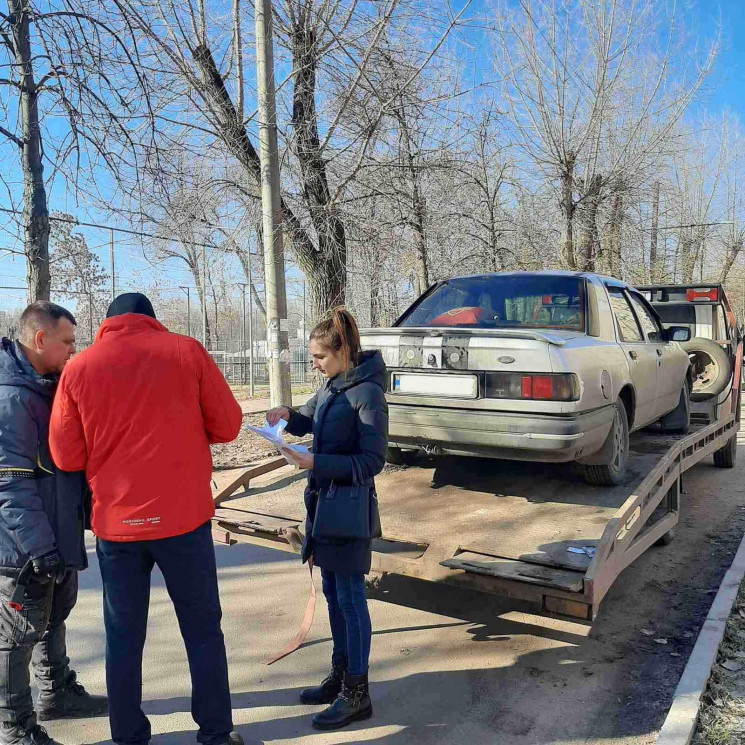На Днепропетровщине у алиментщика забрали Ford за неплатежи (ФОТО)