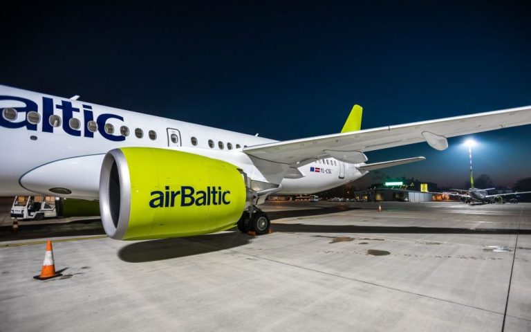 Авиакомпания AirBaltic приостановила ночные рейсы из Киева в Ригу и Вильнюс