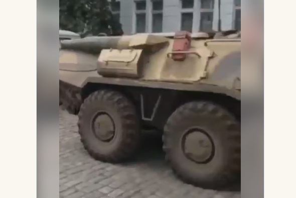В Бердянск зашла военная техника россиян: жители показали свою позицию (ВИДЕО)