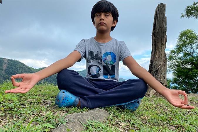 В Индии 9-летний мальчик стал самым молодым в мире инструктором йоги (ВИДЕО)