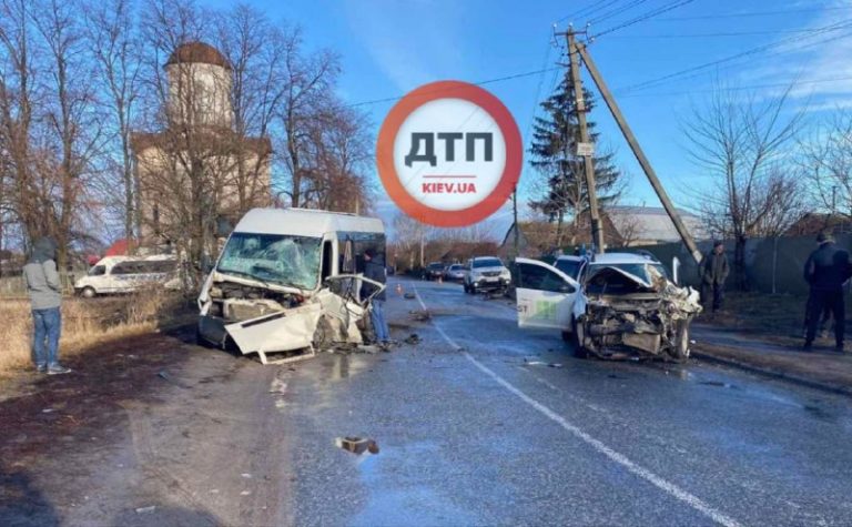ДТП под Киевом с участием микроавтобуса: пострадали семь человек (ФОТО)