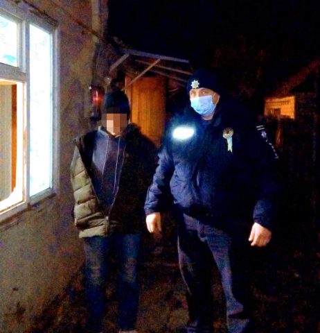 В Запорожской области вор пытался бежать от полиции через окно (ФОТО)