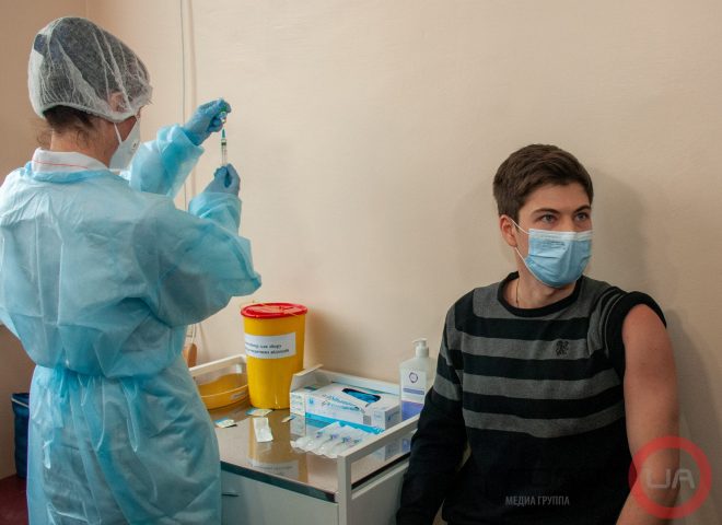 Минздрав: бустерную вакцину получили более полумиллиона украинцев