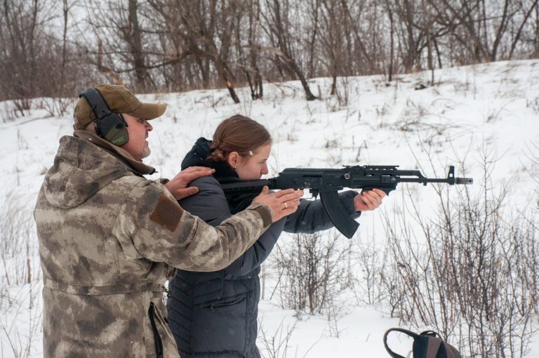 В Харькове военные учили обычных харьковчан обращаться с оружием
